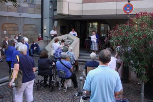 Irina Katz spricht zu Gemeinde auf den Synagogenstufen