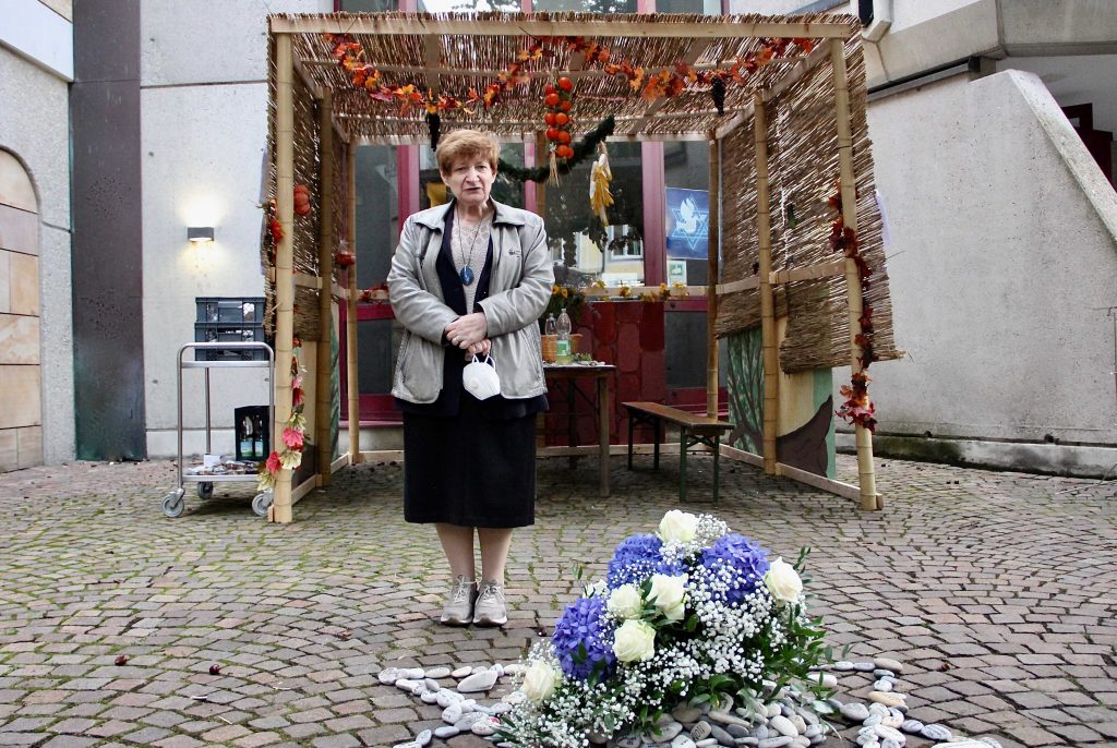 Frau vor Pavillion