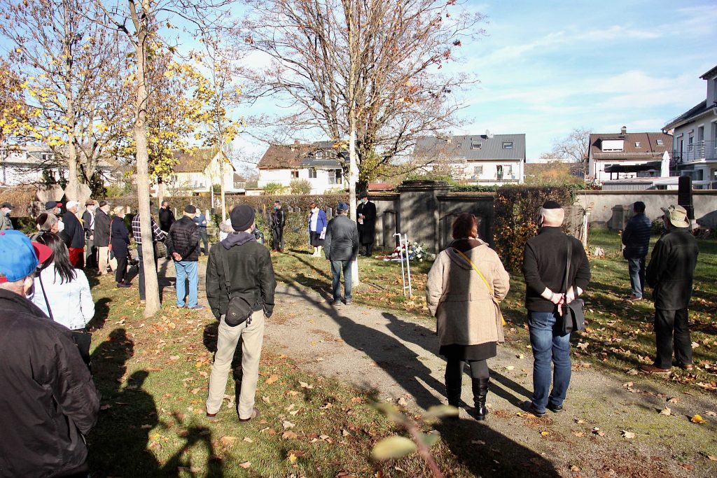 Gemeinde an Gedenkstaette