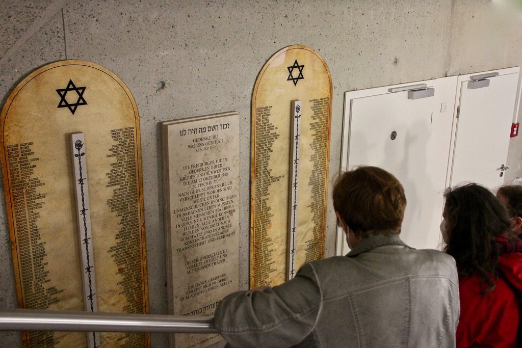 Gemeinde bei Gedenktafel