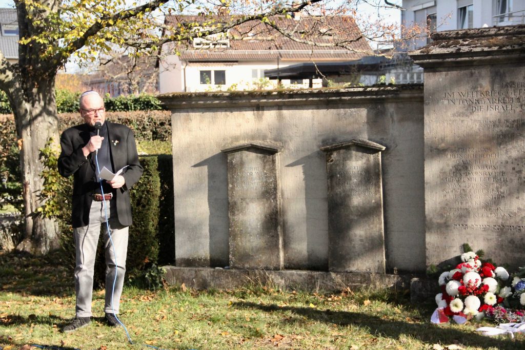 Mann spricht an Gedenkstaette