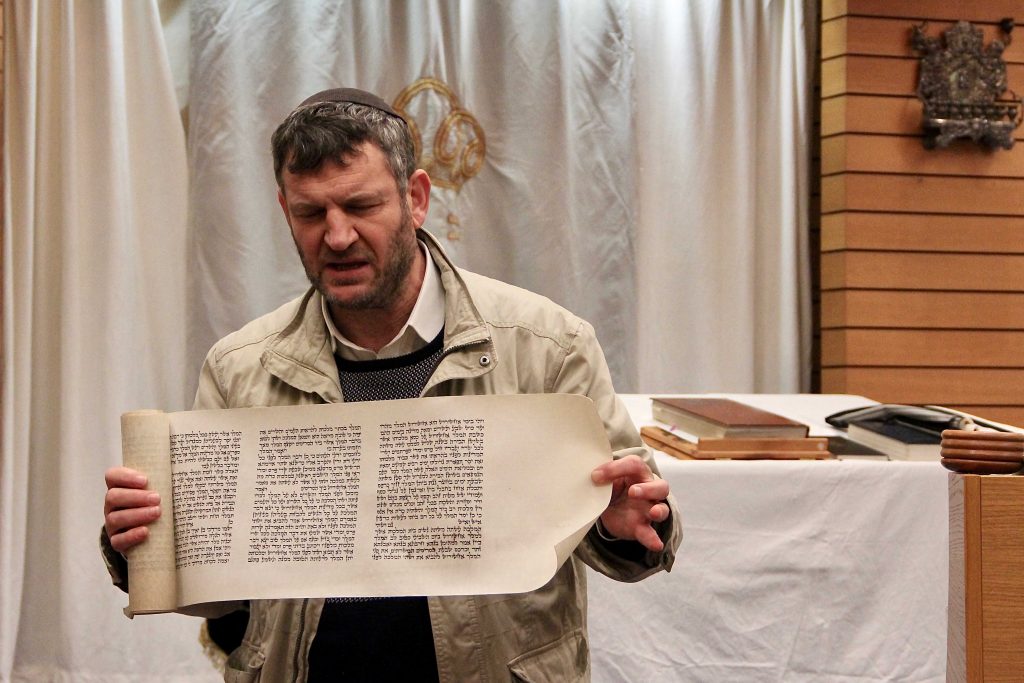 Rabbi praesentiert Papier