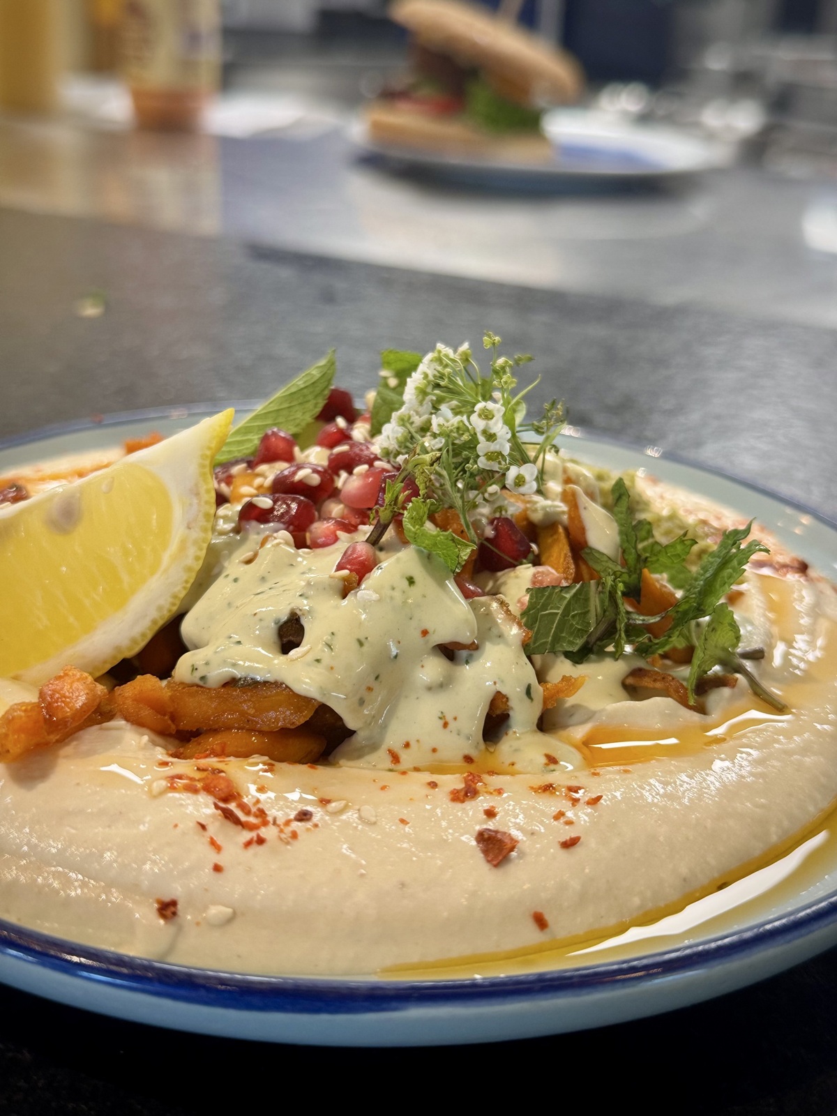Eine Schale Hummus